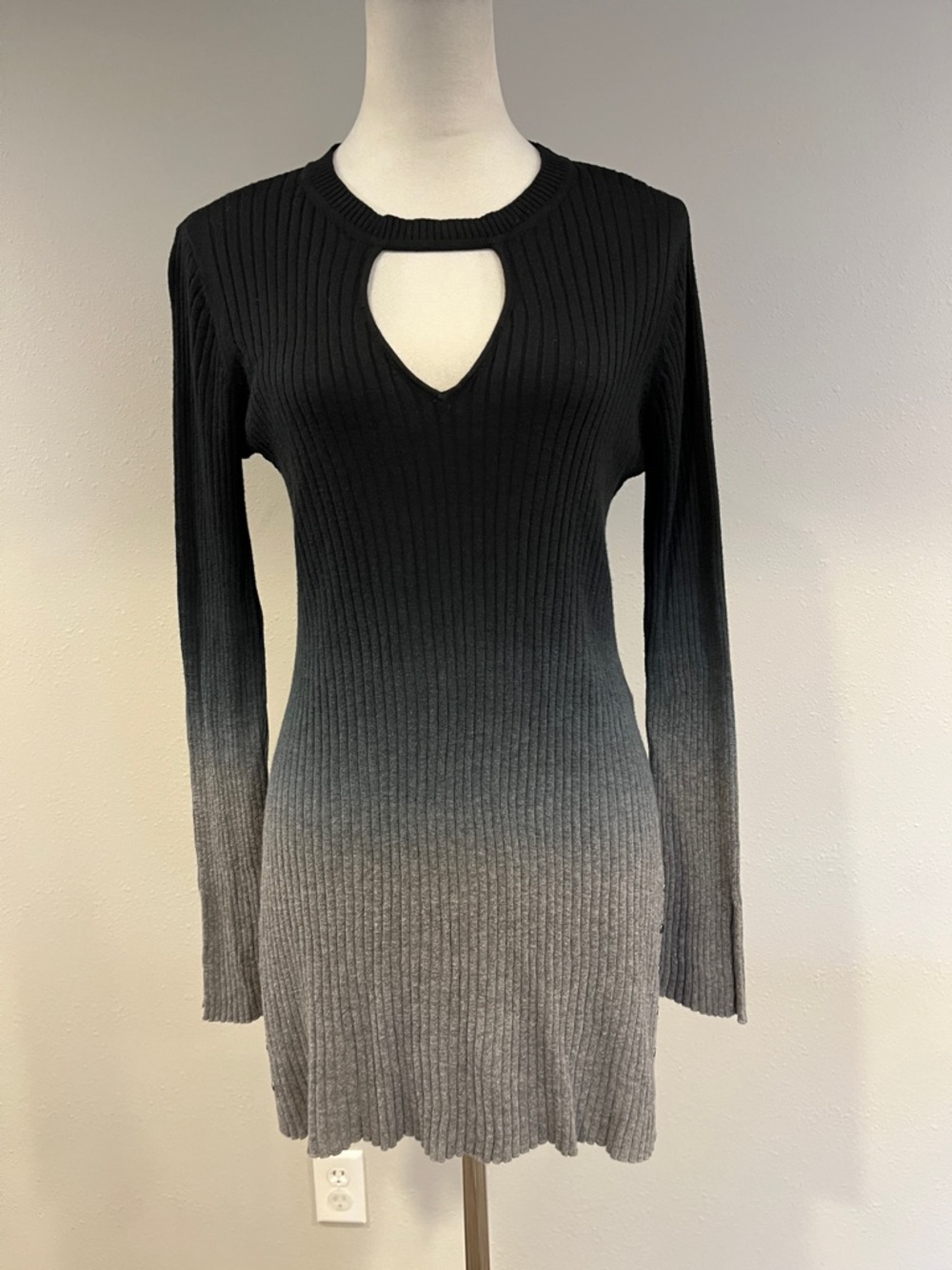 Rock&Republic Ombre Keyhole Sweater size large